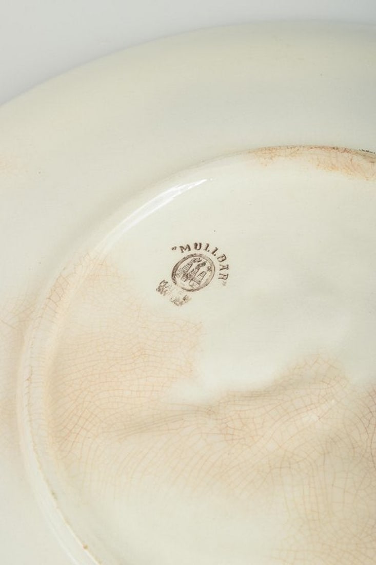 Gefle, Sweden. 'Mullbär' faience plate decorated with putti figures. Ca. 1880/90s. - 5