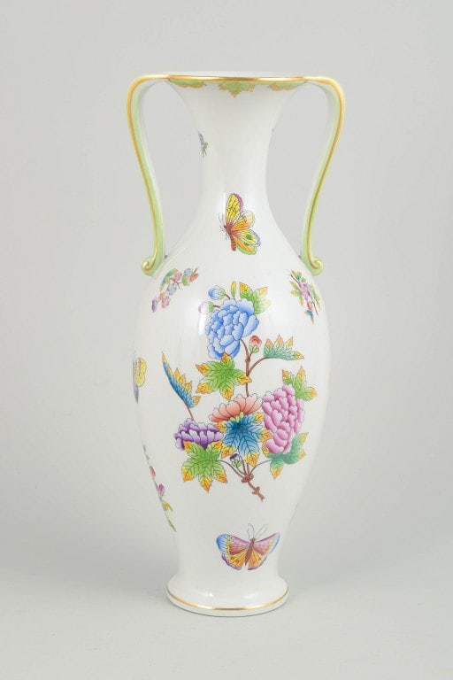 Herend, Hungary. Large porcelain vase with decoration in the Queen Victoria pattern. Mid-20th: Herend, large vase. Large baluster-form porcelain vase with hand-painted decoration in the Queen Victoria pattern, featuring colourful flowers and butterflies with gilt edging. Origin: Hungary. Materi
