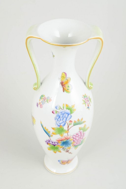Herend, Hungary. Large porcelain vase with decoration in the Queen Victoria pattern. Mid-20th - 2