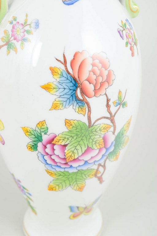Herend, Hungary. Large porcelain vase with decoration in the Queen Victoria pattern. Mid-20th - 3
