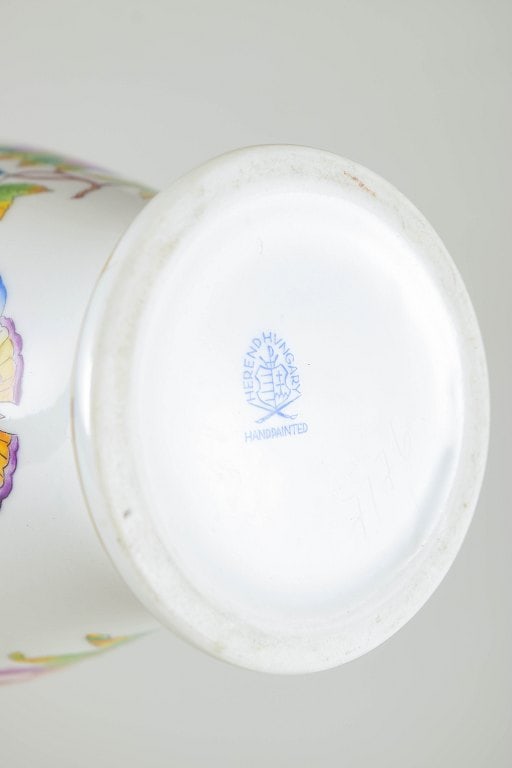 Herend, Hungary. Large porcelain vase with decoration in the Queen Victoria pattern. Mid-20th - 4