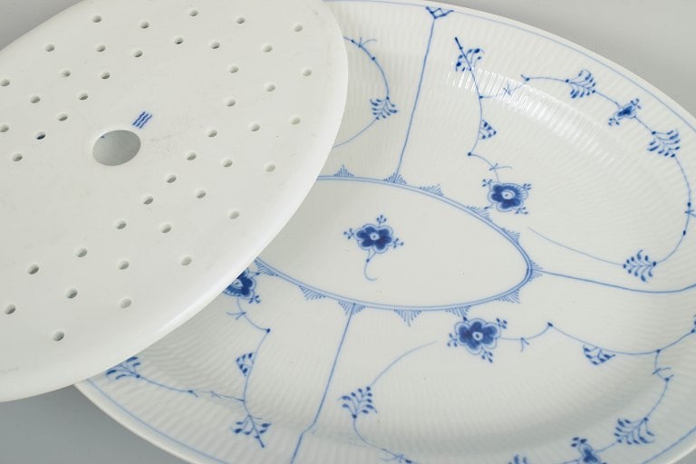 Royal Copenhagen, Denmark. Blue Fluted Plain porcelain fish strainer with tray with blue decoration. - 2