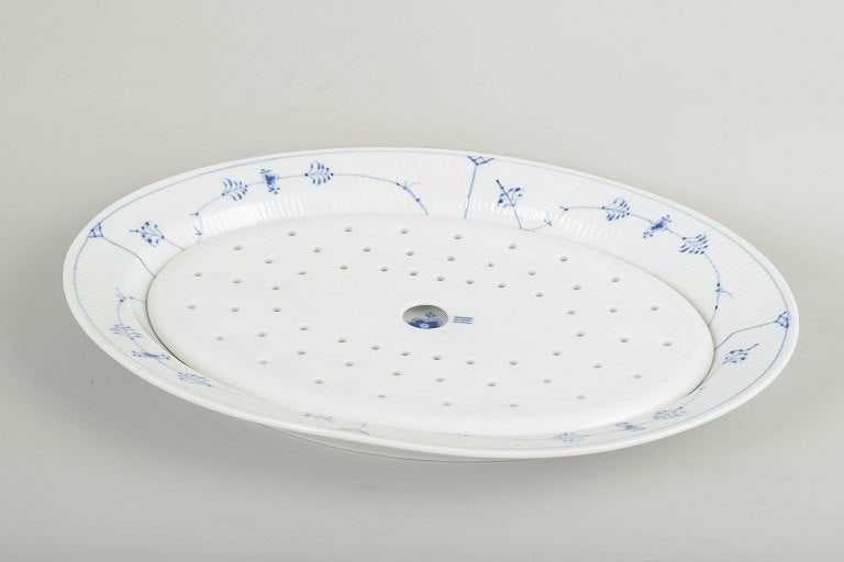 Royal Copenhagen, Denmark. Blue Fluted Plain porcelain fish strainer with tray with blue decoration. - 3