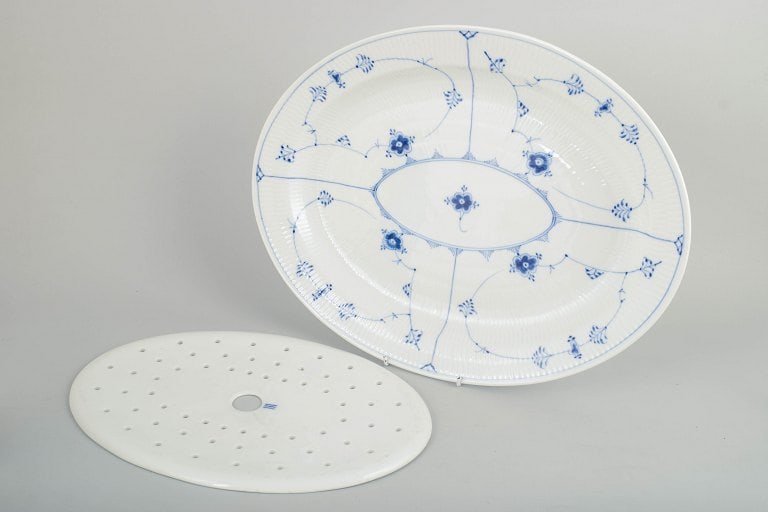 Royal Copenhagen, Denmark. Blue Fluted Plain porcelain fish strainer with tray with blue decoration. - 4