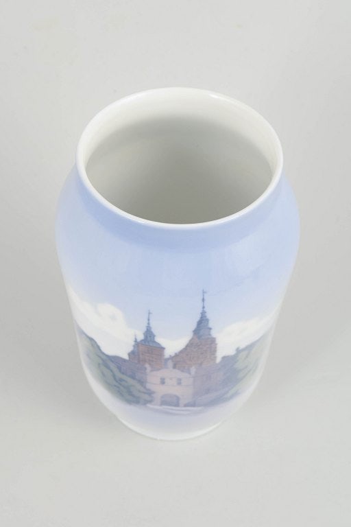 Royal Copenhagen, Denmark. Porcelain vase with Rosenborg Castle motif in blue, green and brown - 2