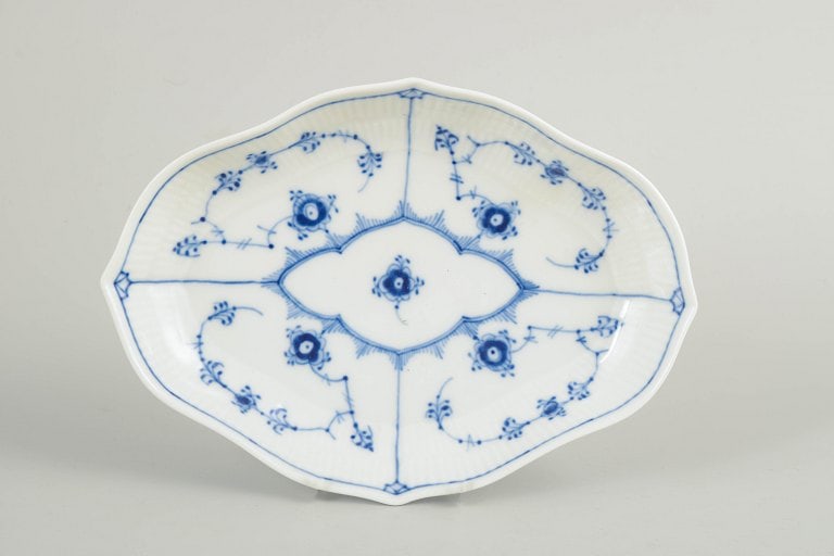 Royal Copenhagen, Denmark. Blue Fluted Plain oval porcelain dish with underglaze decoration. Approx.: Royal Copenhagen, Blue Fluted Plain dish. Oval dish in glazed porcelain with hand-painted underglaze decoration in the classic Blue Fluted Plain pattern. Model 1/147. Origin: Denmark. Material:
