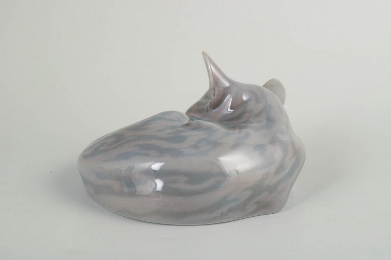 Royal Copenhagen, Denmark. Porcelain figurine depicting a curled, sleeping cat in grey and white - 3