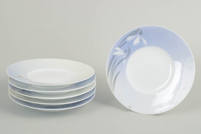 Royal Copenhagen, Denmark. Art Nouveau set of six porcelain plates with floral and foliage motifs.: Royal Copenhagen, Art Nouveau plates, set of 6. Set of six plates in glazed porcelain with hand-painted underglaze decoration in Art Nouveau style, featuring stylised floral and foliage motifs in