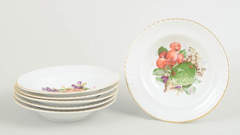 European porcelain maker. Set of six porcelain bowls decorated fruit motif and a gilt rim. Circa (1 of 6)