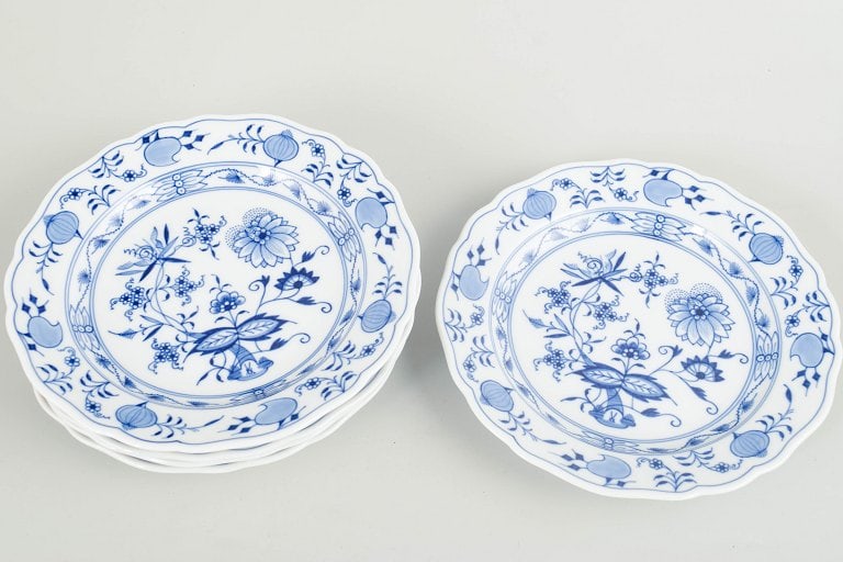 Meissen, Germany. Blue Onion, set of five round porcelain plates. Mid-20th century. - 2