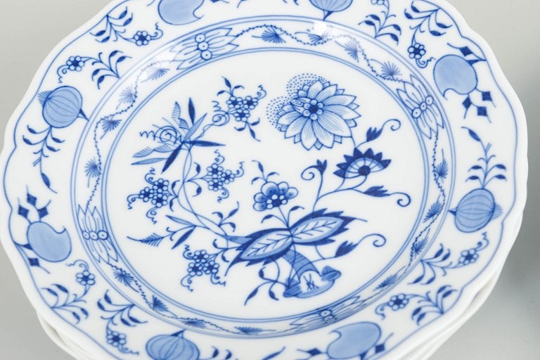 Meissen, Germany. Blue Onion, set of five round porcelain plates. Mid-20th century. - 3