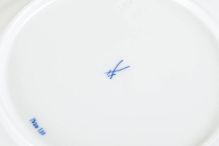 Meissen, Germany. Blue Onion, set of five round porcelain plates. Mid-20th century. - 4