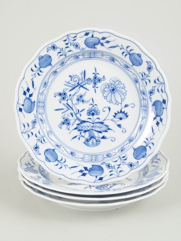 Meissen, Germany. Blue Onion, set of four porcelain salad plates. Mid-20th century.: Meissen, Blue Onion, set of 4 salad plates. Round porcelain salad plates decorated with the classic Blue Onion pattern. Some first factory quality, others cancelled with one incised line. Marked to