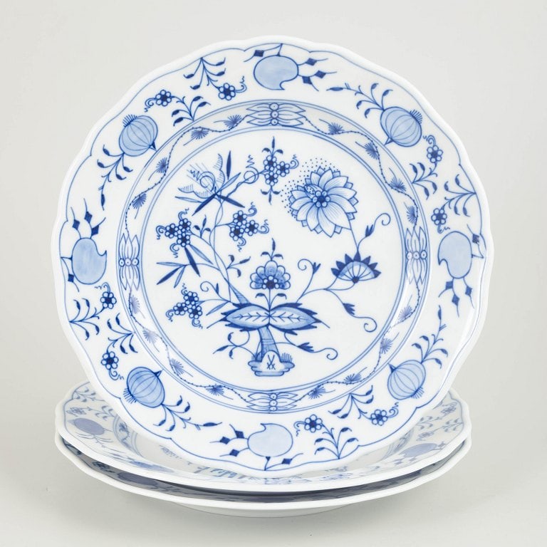 Meissen, Germany. Blue Onion, set of three porcelain dinner plates. Mid-20th century. (1 of 4)