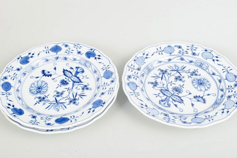 Meissen, Germany. Blue Onion, set of three porcelain dinner plates. Mid-20th century. - 2