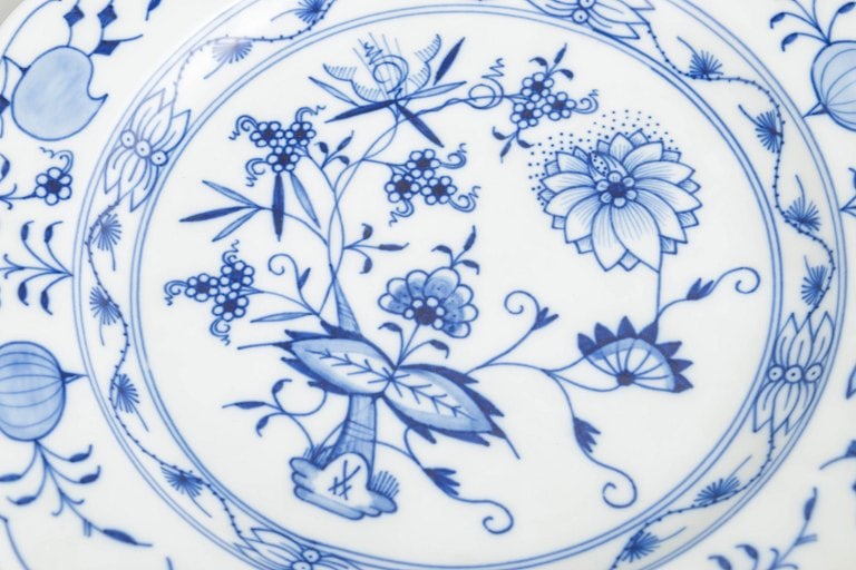 Meissen, Germany. Blue Onion, set of three porcelain dinner plates. Mid-20th century. - 3