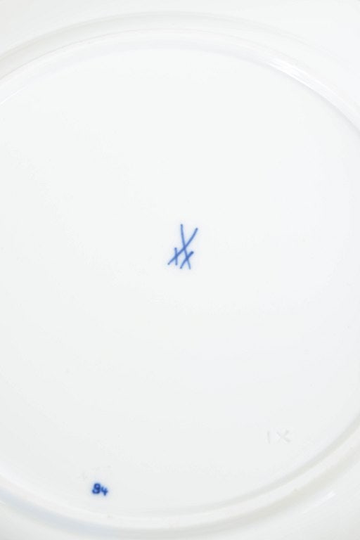 Meissen, Germany. Blue Onion, set of three porcelain dinner plates. Mid-20th century. - 4