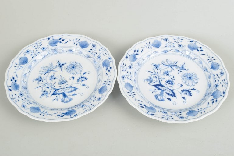 Meissen, Germany. Blue Onion, set of two porcelain salad plates. Mid 20th century. - 2