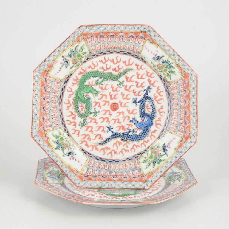 Chinese Porcelain maker. Set of two octagonal porcelain plates with dragons and stylised motifs. (1 of 4)