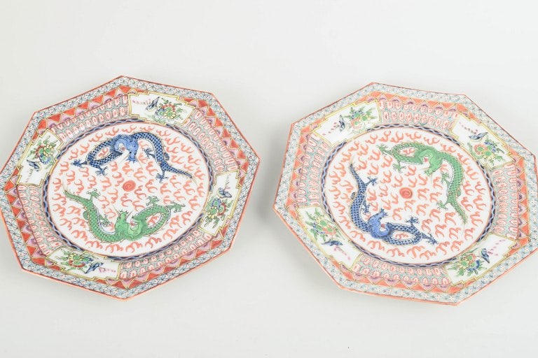 Chinese Porcelain maker. Set of two octagonal porcelain plates with dragons and stylised motifs. - 2