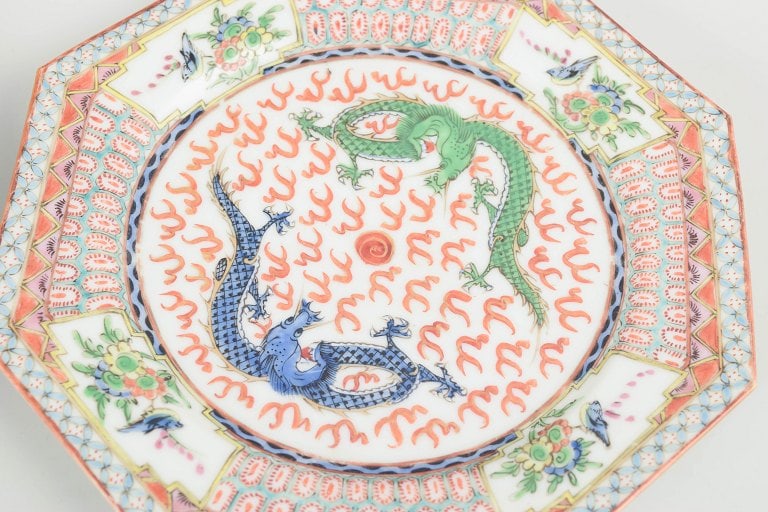 Chinese Porcelain maker. Set of two octagonal porcelain plates with dragons and stylised motifs. - 3