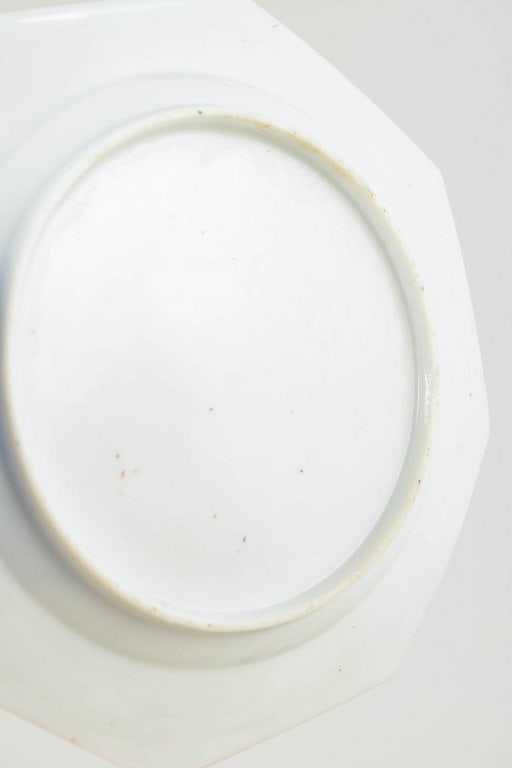 Chinese Porcelain maker. Set of two octagonal porcelain plates with dragons and stylised motifs. - 4