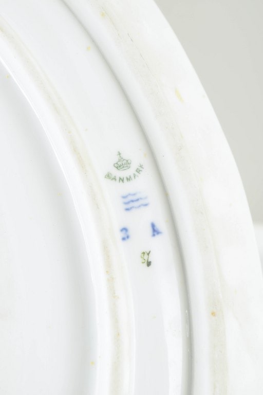 Royal Copenhagen, Denmark. Large porcelain soup tureen with stand with thistle motif. Second half of - 6