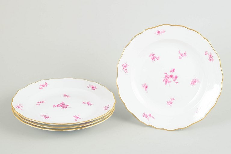 Meissen, Germany. Set of four porcelain dinner plates with pink floral motifs. Circa 1900.: Meissen, set of 4 dinner plates. Porcelain dinner plates with softly scalloped rims, gilt edges and hand-painted decoration in pink floral motifs. A classic Meissen design from around 1900. Origin: Ge