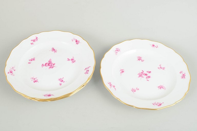 Meissen, Germany. Set of four porcelain dinner plates with pink floral motifs. Circa 1900. - 2