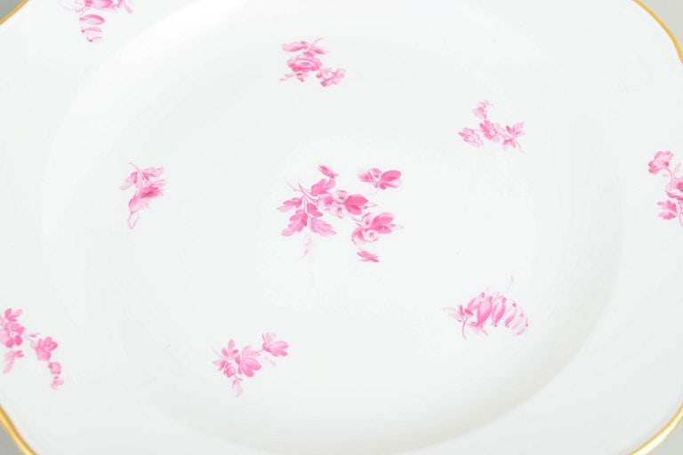 Meissen, Germany. Set of four porcelain dinner plates with pink floral motifs. Circa 1900. - 3