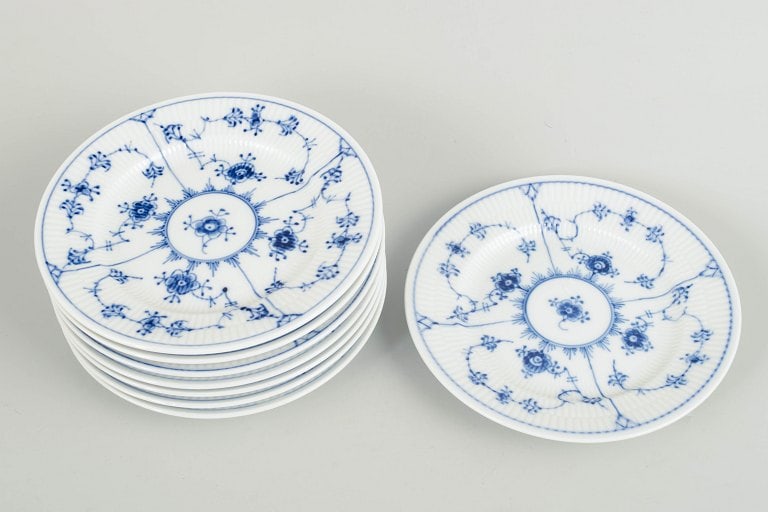 Royal Copenhagen, Denmark. Blue Fluted Plain, set of eight plates with decoration in cobalt blue. - 2