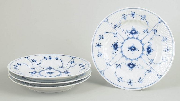 Royal Copenhagen, Denmark. Blue Fluted Plain, set of four dinner plates with decoration in cobalt (1 of 4)