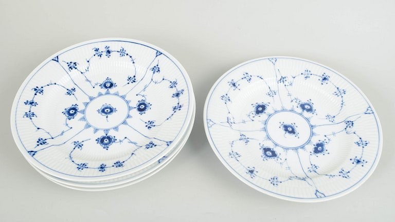 Royal Copenhagen, Denmark. Blue Fluted Plain, set of four dinner plates with decoration in cobalt - 2