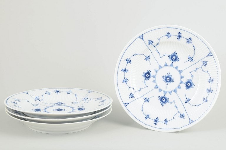 Royal Copenhagen, Denmark. Blue Fluted Plain, set of four dinner plates with decoration in cobalt: Royal Copenhagen, Blue Fluted Plain, set of 4 dinner plates. Set of 4 dinner plates in white porcelain decorated with hand-painted cobalt blue Blue Fluted Plain pattern. Model 1/175. Origin: Denmark. 