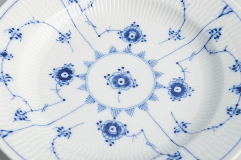 Royal Copenhagen, Denmark. Blue Fluted Plain, set of four dinner plates with decoration in cobalt - 3