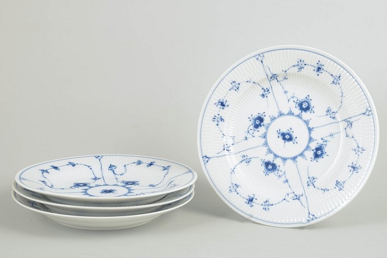 Royal Copenhagen, Denmark. Blue Fluted Plain, set of four dinner plates with decoration in cobalt (1 of 4)