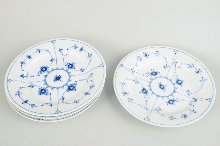 Royal Copenhagen, Denmark. Blue Fluted Plain, set of four dinner plates with decoration in cobalt - 2