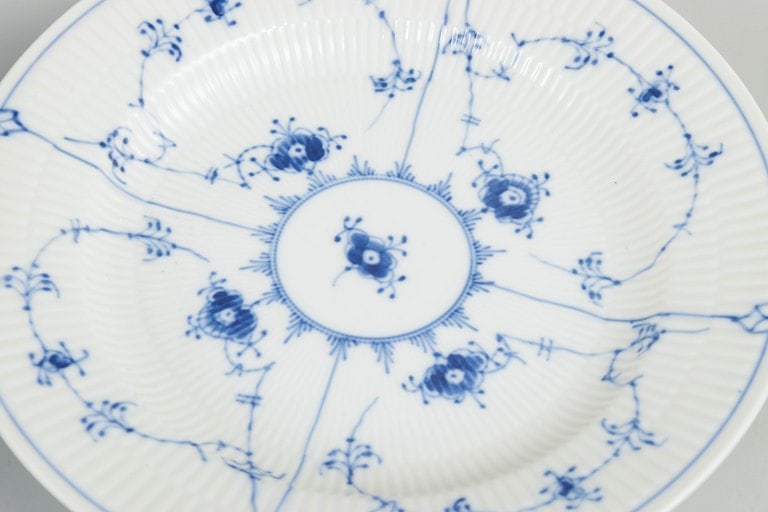 Royal Copenhagen, Denmark. Blue Fluted Plain, set of four dinner plates with decoration in cobalt - 3