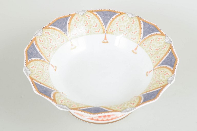 Royal Copenhagen, Denmark. Large compote in white porcelain with decoration in pink, blue and golden - 2