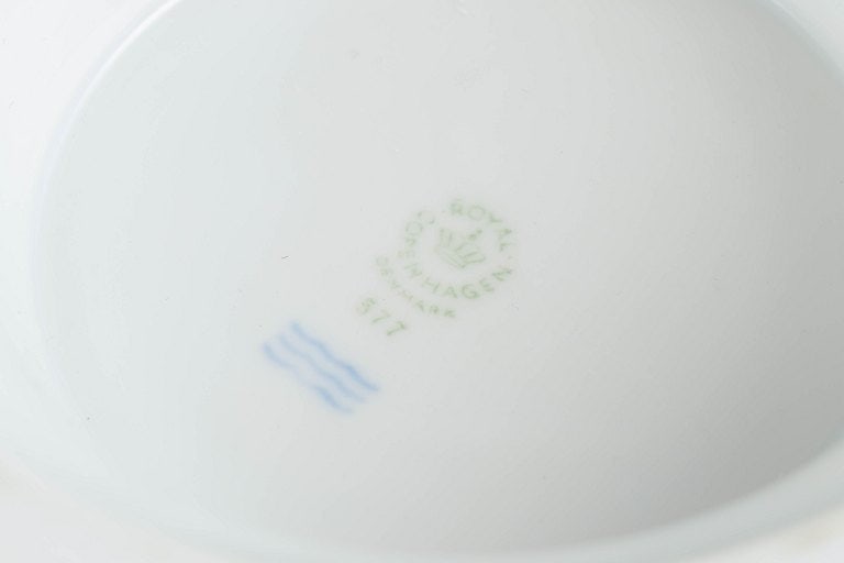 Royal Copenhagen, Denmark. Large compote in white porcelain with decoration in pink, blue and golden - 4