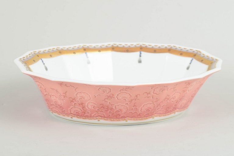 Royal Copenhagen, Denmark. Low bowl in white porcelain with decoration in pink tones. Approx.: Royal Copenhagen, Fairytale bowl. Low, wide bowl in white porcelain decorated with the Fairytale pattern in soft pink and golden tones with delicate ornamental detailing. This model was produced