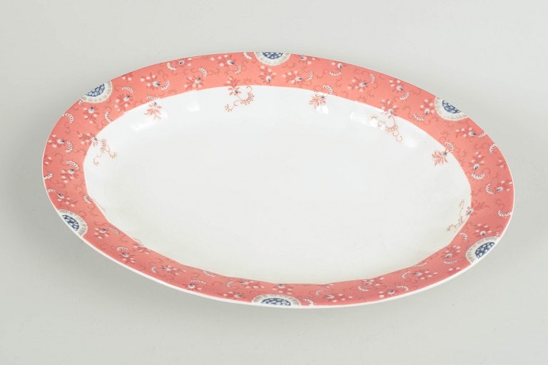 Royal Copenhagen, Denmark. Fairytale large oval dish in white porcelain with decoration in pink - 2