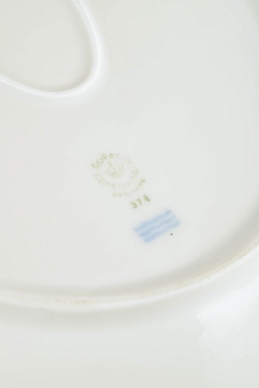Royal Copenhagen, Denmark. Fairytale large oval dish in white porcelain with decoration in pink - 4