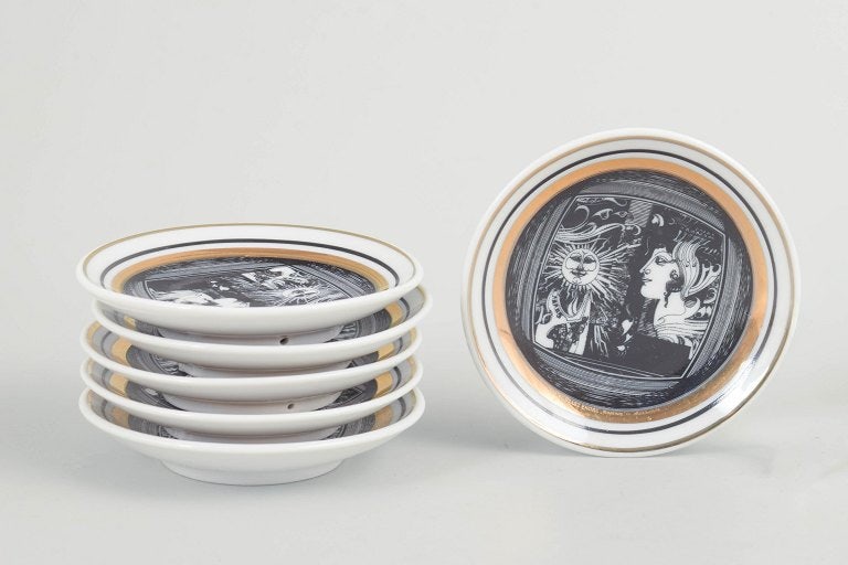 Hollóháza, Hungary. Set of six round porcelain coasters with black and white decoration. Approx.: Hollóháza Porcelain Manufactory, set of 6 coasters. Set of six round porcelain coasters with black and white graphic decoration and gilt details. Produced as a limited edition. Origin: Hungary.