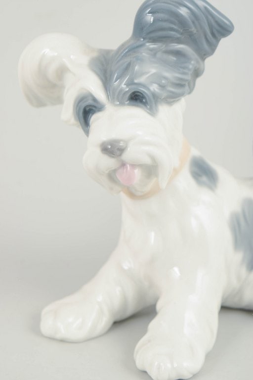 Lladró, Spain. Porcelain dog figurine in white glaze with grey and pale blue details. Approx. - 3