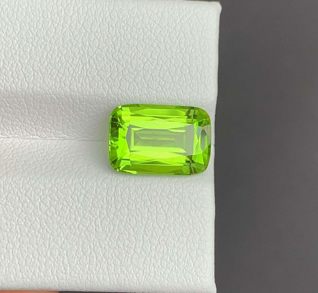 Cushion Cut Peridot Gemstone: Natural August Birthstone, Pakistan (4.23 carats) - 3