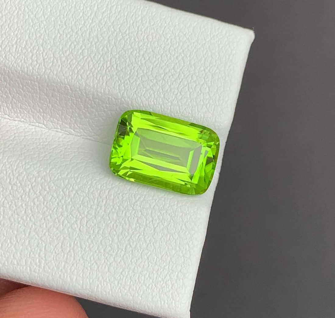 Cushion Cut Peridot Gemstone: Natural August Birthstone, Pakistan (4.23 carats) - 4