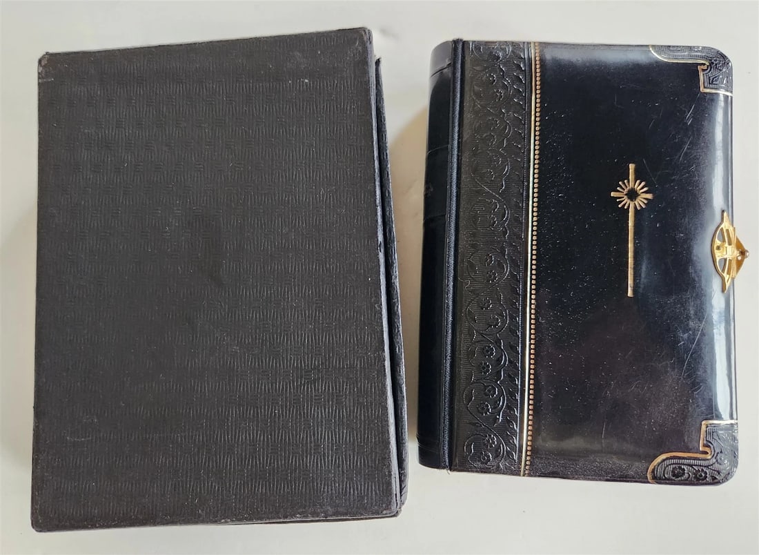 1911 HYMNAL in GERMAN antique DECORATIVE BINDING: Hymnal in German EVANGELISCHES GESANGBUCH Berlin; 1911 Original decorative binding. Intact clasp. Gilt edges. Silk endpapers. Original box. Very good condition Size about 3.5 by 5 inches Text in Germa