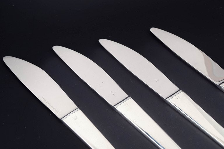 Henning Koppel for Georg Jensen, Denmark. Set of four dinner knives in stainless steel and sterling - 2