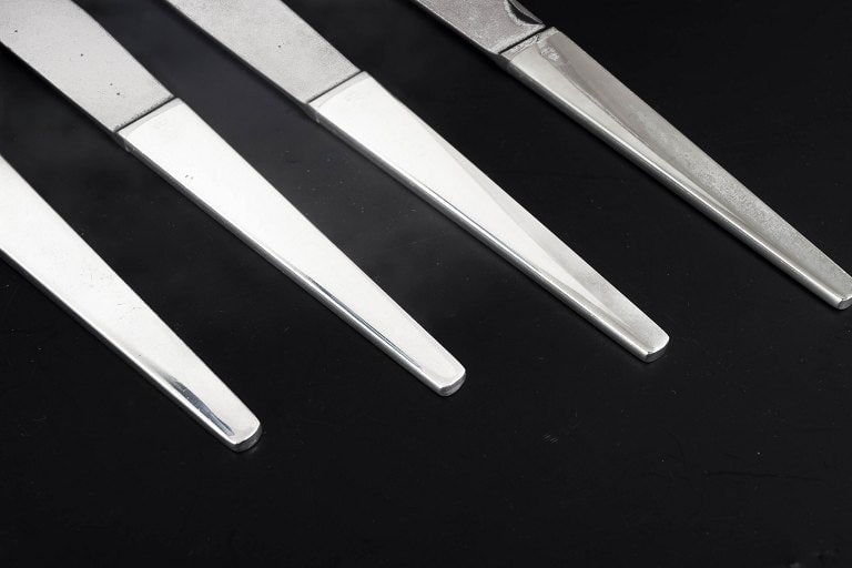 Henning Koppel for Georg Jensen, Denmark. Set of four dinner knives in stainless steel and sterling - 3